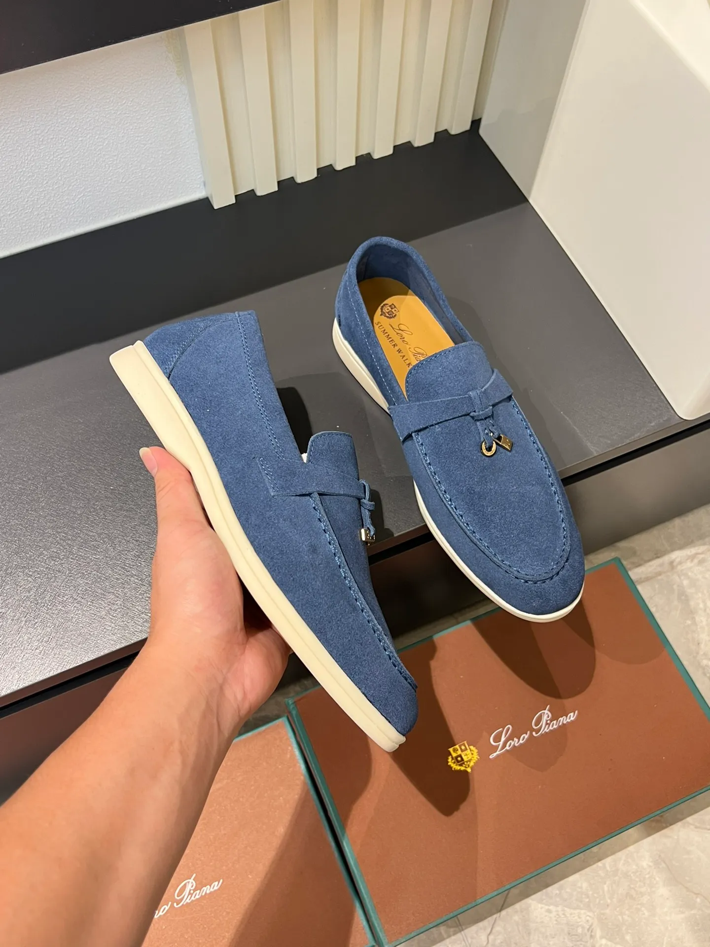 Men's shoes 💰p360 "Loro men's shoes 💰pian'*" Classic L men's shoes for couples 💰p Top version British flat loafers, a must-have item in old money style, the minimalist design is eye-catching and durable, a plus point for dressing The soft foot feel and texture are outstanding. They don’t scratch your feet and are very nice. They are matched with soft and waxy soles. They can be worn daily for a long time without getting tired. They are easy to wear, versatile and classic items, with perfect foot feel and texture! Imported cashmere fabric, the lining is made of imported A-grade water-dyed cow lining, the top version of the genuine leather midsole is sewn with pure handmade mark thread! Size: Female 35-40 (34. Customized) Male 38-44 (45.46. Customized)
